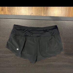 Lululemon size 6 Speed Up High-Rise Short 2.5" with ventilation detail